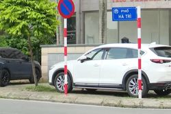 Khi vỉa h&egrave; phố H&agrave; Tr&igrave; trở th&agrave;nh 'b&atilde;i đỗ xe'