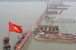 Tăng tốc thi c&ocirc;ng cầu Hồng H&agrave; tr&ecirc;n V&agrave;nh đai 4