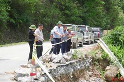 Phó Chủ tịch UBND tỉnh Hoàng Văn Thạch kiểm tra công tác khắc phục hậu quả thiên tai trên các tuyến giao thông trọng điểm tỉnh