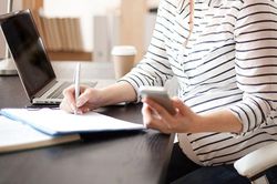Mẹ bầu ngồi làm việc trước máy tính cả ngày, bác sĩ nhắc đừng quên làm điều này để bảo vệ cả mẹ lẫn con