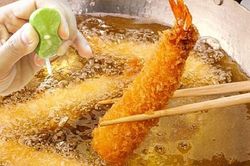 Tại sao bạn nên vắt chanh vào chảo dầu khi chiên rán?
