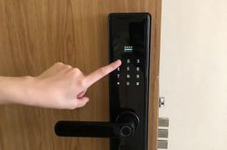 Muốn lắp khóa vân tay: Đừng vội xuống tiền nếu chưa biết 7 điều quan trọng này