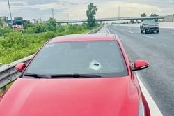 H&ograve;n đ&aacute; to bằng nắm tay từ cầu vượt rơi xuy&ecirc;n k&iacute;nh &ocirc;t&ocirc; lưu th&ocirc;ng tr&ecirc;n cao tốc