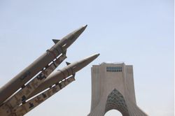 Iran cảnh báo sẽ tấn công các mỏ dầu, khí đốt của nước khác nếu Mỹ không kích