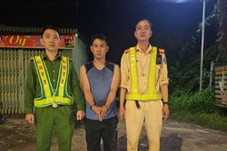 Bắt kẻ chở pháo hoa lậu liều lĩnh tông xe vào CSGT để bỏ chạy