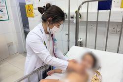 Bệnh hô hấp vào mùa, trẻ nhập viện gia tăng tại TP.HCM