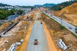 Trên công trường xây dựng cao tốc Đại lộ Thăng Long nối quốc lộ 21 với cao tốc Hà Nội - Hòa Bình: Nỗ lực tăng tốc về đích