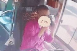 Hà Nội: 'Kết đắng' cho tài xế xe buýt vừa lái xe vừa sử dụng điện thoại trên đường Võ Văn Kiệt
