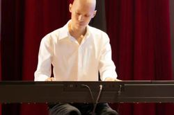Chàng trai 20 tuổi học piano giữa những ngày điều trị ung thư