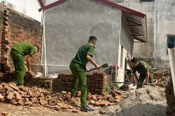 Sắc phục c&ocirc;ng an đẫm mồ h&ocirc;i tr&ecirc;n c&ocirc;ng tr&igrave;nh Đại đo&agrave;n kết