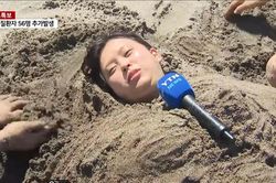 Đang đắp cát ở Jeju, du khách bất ngờ lên sóng truyền hình Hàn Quốc