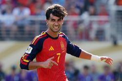 Barca ra giá bán Torres cho PSG