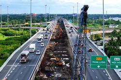 Cao tốc TP.HCM - Trung Lương - Mỹ Thuận rầm rộ thi công mở rộng