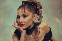 Thân hình 'trơ xương' của Ariana Grande gây tranh cãi