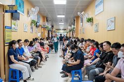 Hành lang khu khám sinh sản đông kín từ sáng sớm