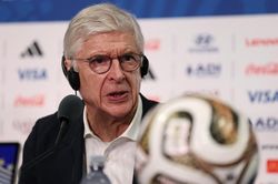 Wenger đang đánh đổi danh tiếng vì Infantino
