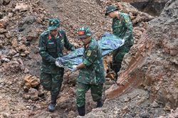 Di dời 300 m3 đất, tìm thấy 14 bộ hài cốt ở công viên Lê Thị Riêng