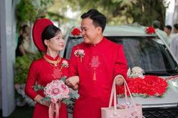 Chú rể mất 2 tay đón cô dâu vào lễ đường gây xúc động