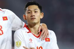 Hai Long chỉ thẳng patch vàng sau khi xé lưới Indonesia