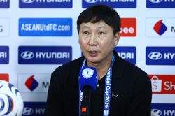 HLV Kim: T&ocirc;i n&eacute;m c&aacute;i &aacute;o trắng đi rồi