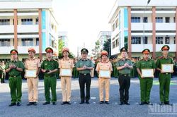 Đồng Tháp: Khen thưởng Tổ công tác bắt giữ đối tượng giả danh công an