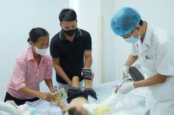 Nối lại cánh tay đứt rời cho bé 4 tuổi sau gần 6 giờ thiếu máu