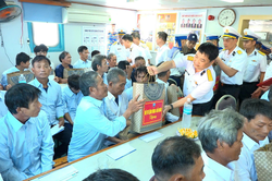 Vùng 4 Hải quân đưa 33 ngư dân gặp nạn trên biển vào bờ an toàn