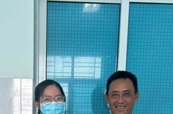 Lấy viên sỏi nặng 100gam, mắc trong niệu quản bệnh nhân nam trên 20 năm