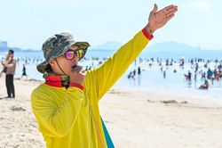 Những người hùng thầm lặng bên bờ biển