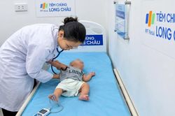 B&aacute;c sĩ Long Ch&acirc;u v&agrave; 'ph&uacute;t sinh tử' cứu b&eacute; 6 th&aacute;ng tuổi sặc sữa