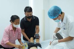 Bé 4 tuổi bị đứt rời cánh tay vì áo chống nắng cuốn vào bánh xe máy