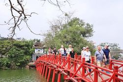 Du lịch Việt Nam đ&oacute;n gần 14 triệu kh&aacute;ch quốc tế