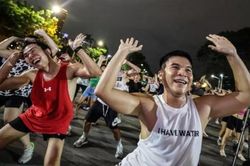 Bangkok b&ugrave;ng nổ tr&agrave;o lưu thể dục ngo&agrave;i trời