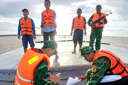 Bắt giữ phương tiện chở hơn 500 tấn hàng hóa không rõ nguồn gốc