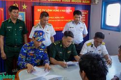 Bộ đội Biên phòng tỉnh Khánh Hòa tiếp nhận 33 ngư dân gặp nạn trên biển