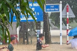CLIP: Mưa lớn ở Lào Cai, có nơi nước ngập ngang người