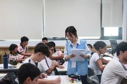 Học sinh Việt Nam 'bắn' tiếng Anh ấn tượng chào mừng thí sinh quốc tế dự Chung kết AIMO