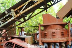 Khối máy móc tiền tỷ 'nằm lì' giữa rừng sâu ở Huế
