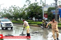 Xử lý xe tải làm rơi vãi đất, tiềm ẩn nguy cơ mất an toàn giao thông