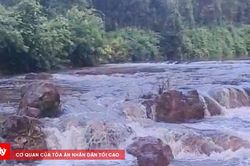 Nước suối chuyển màu đen, bốc mùi hôi, địa phương đề nghị công an vào cuộc