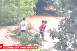 Người đàn ông lao vào dòng lũ cứu hai em nhỏ mắc kẹt giữa suối