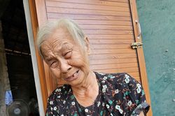 Nỗi bất an của người mẹ 81 tuổi nuôi hai con mắc bệnh trong căn nhà trống trơn