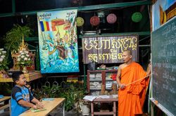 Lớp học tiếng Khmer miễn phí giữa TPHCM: Vẫn dạy dù chỉ có một học sinh