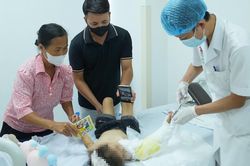 Nối c&aacute;nh tay đứt rời cho b&eacute; g&aacute;i 4 tuổi mặc &aacute;o chống nắng bị cuốn v&agrave;o b&aacute;nh xe m&aacute;y