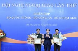 Bộ trưởng Quốc phòng và Bộ trưởng Công an nhận kỷ niệm chương Vì sự nghiệp Ngoại giao