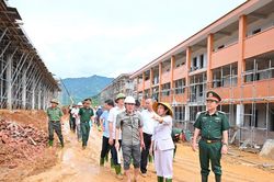 Phó Bí thư Tỉnh ủy Võ Thị Minh Sinh kiểm tra tiến độ thi công Dự án Trường Phổ thông dân tộc nội trú liên cấp tại các xã Tri Lễ và Quế Phong