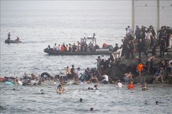 Tây Ban Nha dựng hàng rào nổi để ngăn người di cư vượt biển vào Ceuta