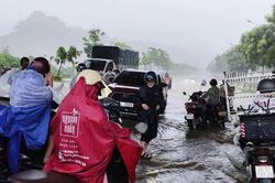 Vì sao miền Bắc liên tiếp hứng mưa lớn kéo dài, nhiều nơi đối mặt nguy cơ lũ quét?