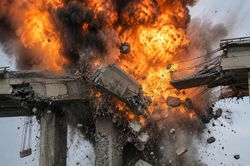 Nga dồn hỏa lực v&agrave;o hậu cần Ukraine, c&acirc;y cầu chiến lược gần Zatoka sập nhịp