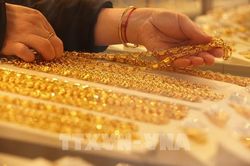 Giá vàng châu Á tăng sau khi Mỹ hoãn tấn công Iran